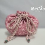 BOLSITO DE FIESTA ROSA McGlo, TEJIDO DE FANTASIA, ACABADO EN BONITO CORDÓN