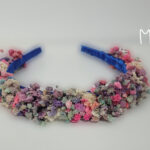 Diadema con flores preservadas de distintos colores